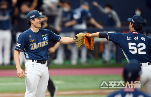 [포토]아슬아슬 세이브 원종현, 노진혁 고마워!