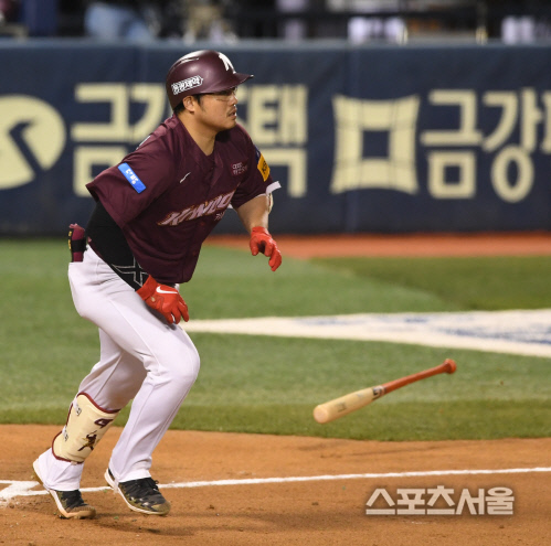 [포토] 키움 이지영, 추격을 위한...안타!