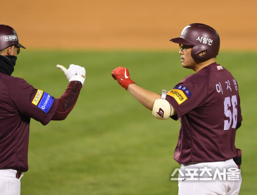 [포토] 키움 이지영, 4회 터뜨린...동점 적시타!