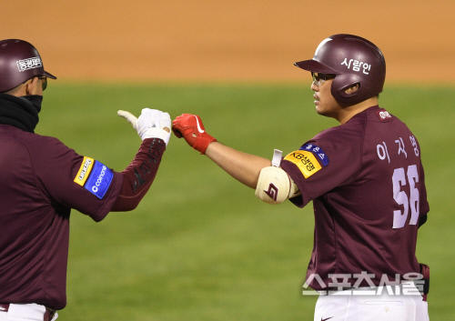 [포토] 키움 이지영, 동점 적시타!