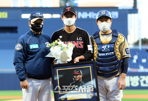 [포토]NC 이동욱 감독과 양의지의 축하를 받는 LG 박용택