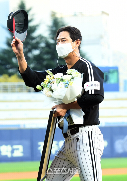 [포토]창원NC파크 마지막 인사하는 LG 박용택