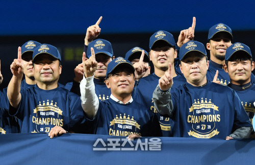 [포토]NC 김택진 구단주-이동욱 감독, 첫 우승의 기쁨을