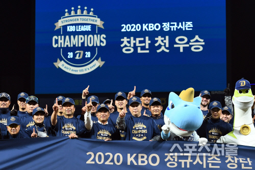 이동욱 감독의 '사람 야구', 맨땅에서 시작한 신생구단 신화[NC정규시즌우승]