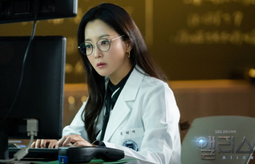 [SS스타]멈추지 않는 김희선, 그녀의 행보가 빛나는 이유