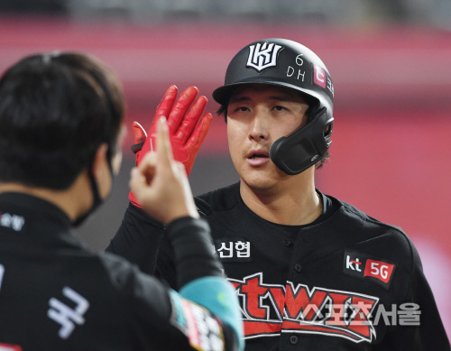 [포토] kt 황재균, 하나만 더 치면...20 홈런!