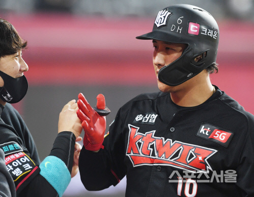 [포토] kt 황재균, 짜릿한 손맛!