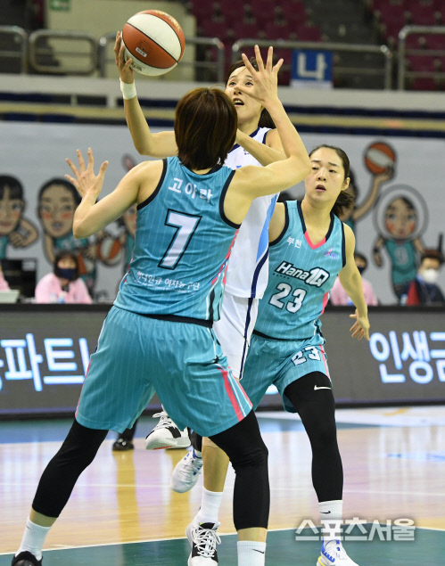 [포토] 신한은행 김단비, 과감한 레이업!