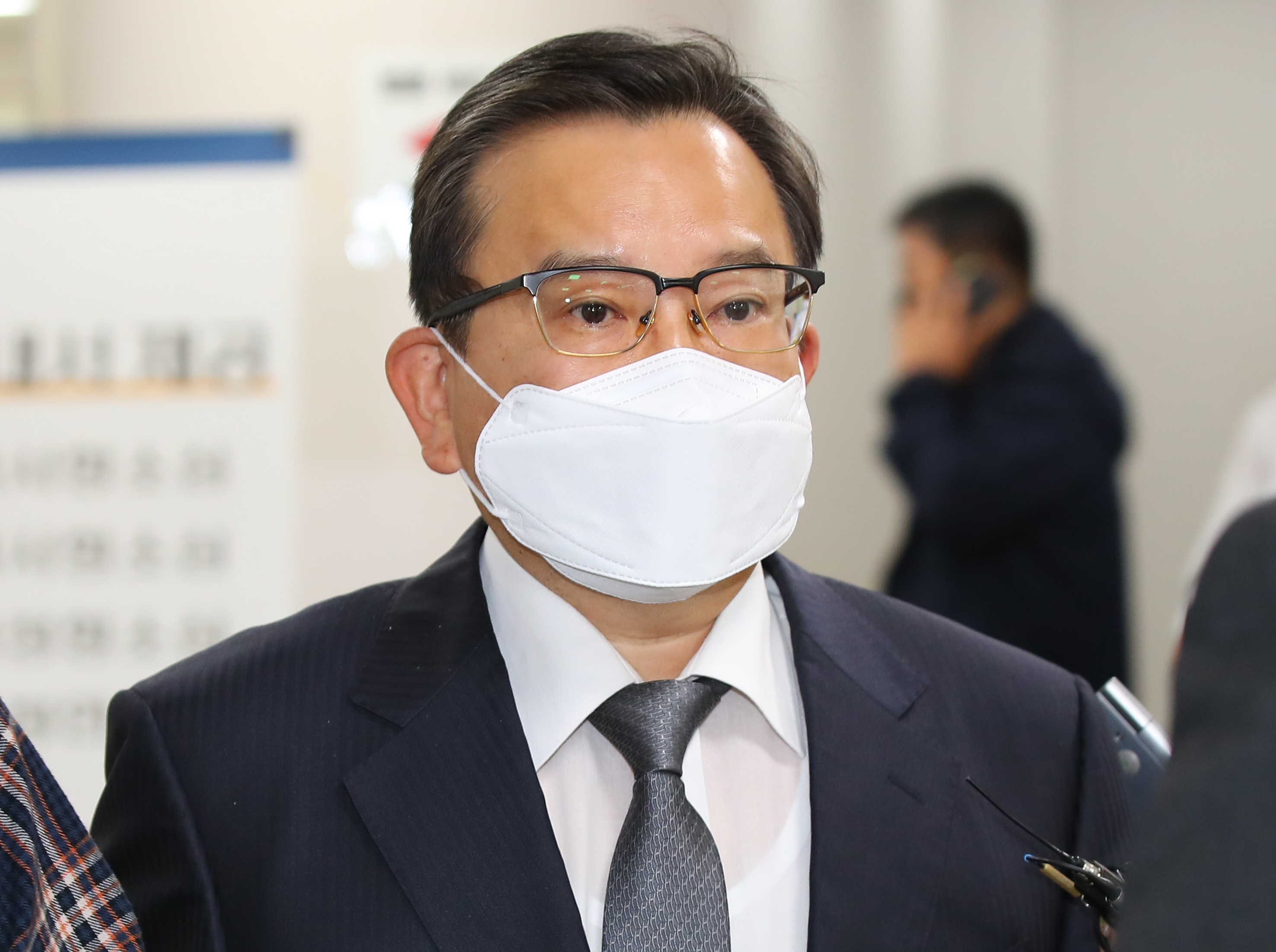 김학의, 2심 일부 유죄 '법정구속'. 징역 2년 6개월