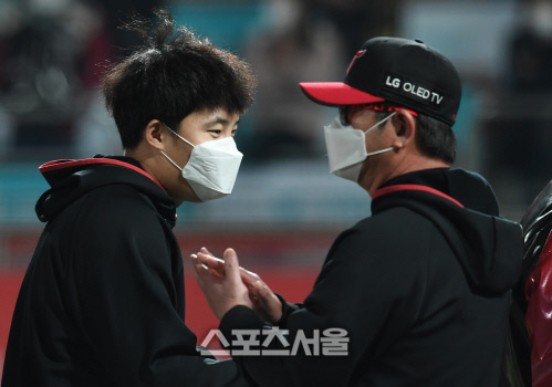 [포토]임찬규의 시즌 10승에 박수를 보내는 류중일 감독
