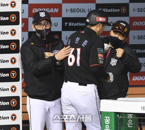 [포토] kt 이강철 감독, 승기를 완전히 잡았어!