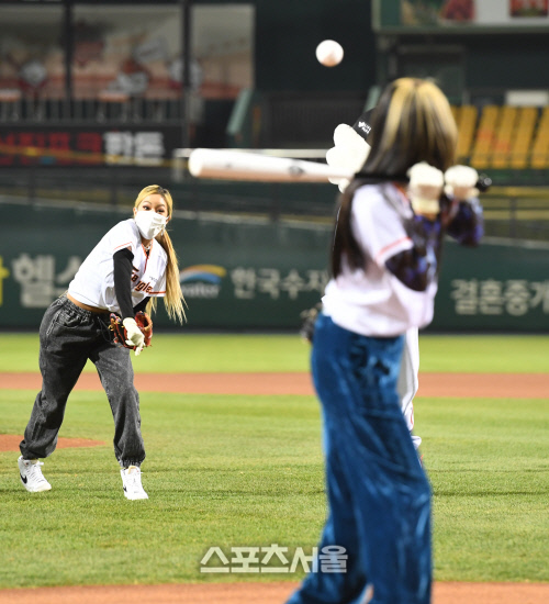 [포토]제시-이효리, 한화와 KT의 경기 시구-시타