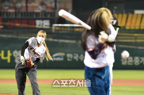 [포토]제시의 시구, 천옥 언니(이효리) 맞을 뻔 했네!