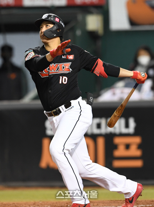 [포토]3경기 연속 홈런 기록하는 KT 황재균