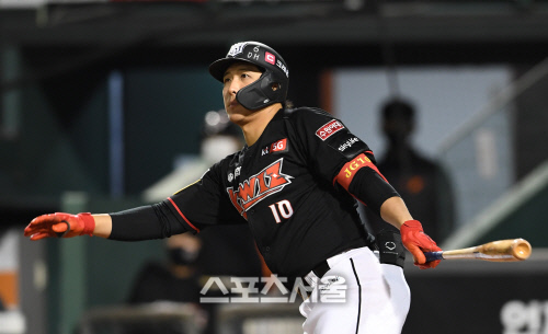 [포토]3경기 연속 홈런 황재균, 오늘도 넘어간다!