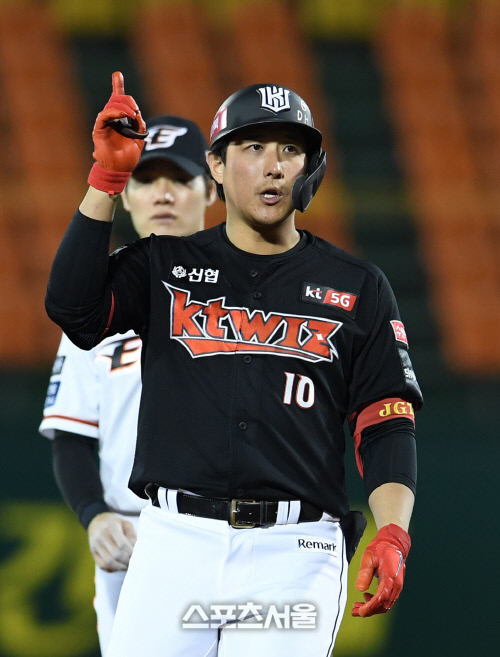 [포토]KT 황재균, 넘어갔어요!