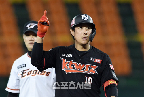[포토]KT 황재균, 손가락을 빙빙!