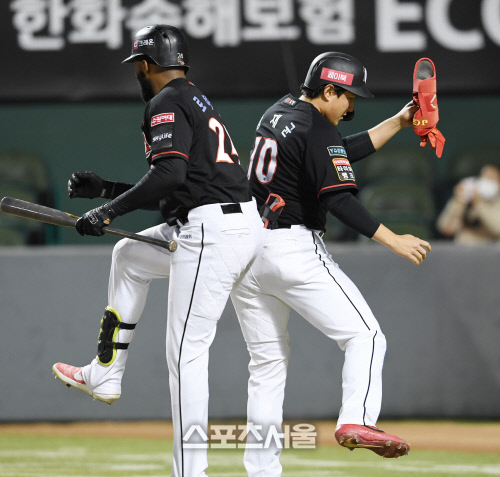 [포토]KT 황재균과 로하스의 홈런 세리머니