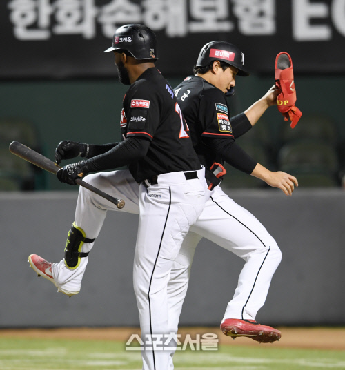 [포토]황재균의 홈런에 함께 세리머니 하는 로하스