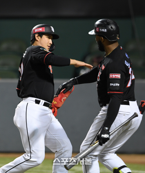 [포토]3경기 연속 홈런 KT 황재균, 이기자!