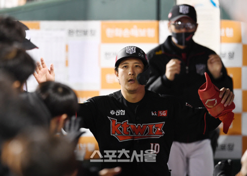 [포토]2점 홈런 KT 황재균, 확실하게 이기자!