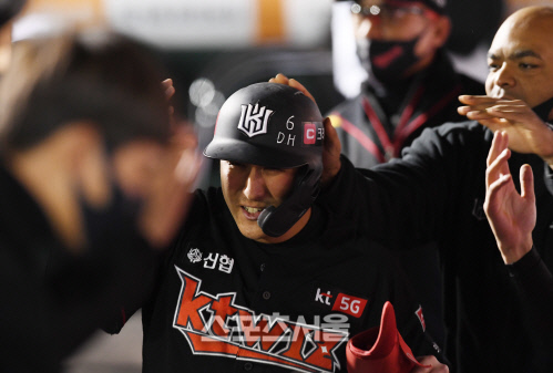 [포토]KT 황재균, 화끈하게 3경기 연속 홈런