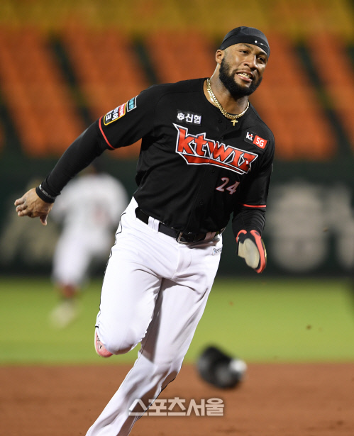 [포토]KT 로하스의 전력질주, 모자가 벗겨져도...