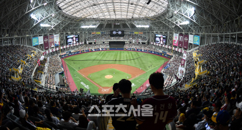 PS 관중 입장 50%까지 확대...확진자 나와도 PS 강행