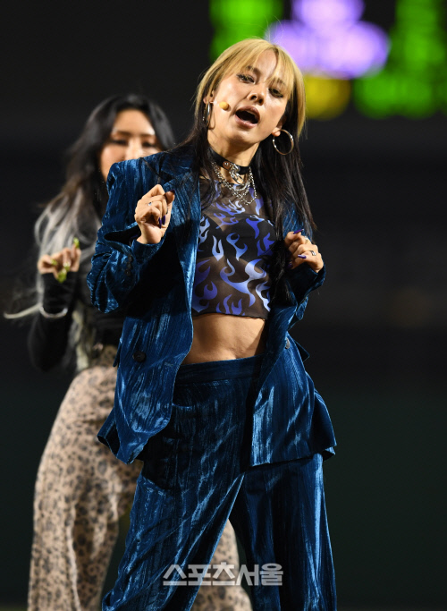 [포토]그라운드 공연하는 환불원정대 이효리