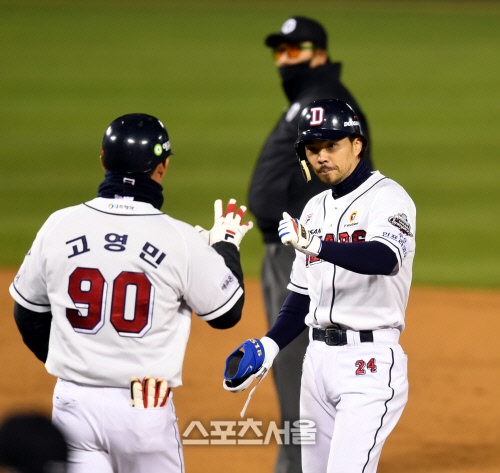 [포토] 오재원, 2회 추가점 뽑는 적시2루타