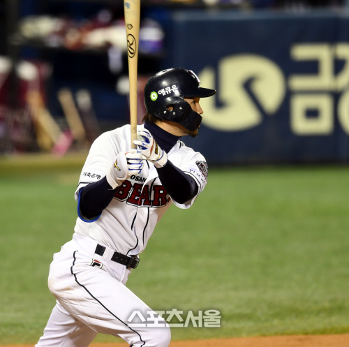 [포토] 오재원, 2회 추가 점수 뽑는 2루타