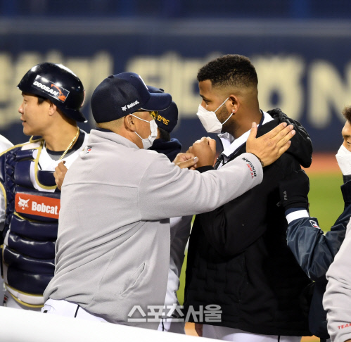 [포토] 조인성 코치 '알칸타라 20승 축하해'