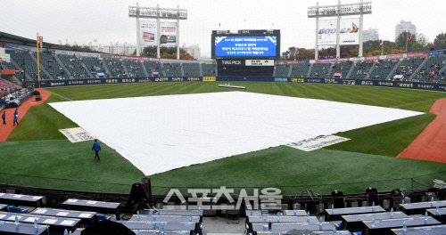 [포토] 와일드카드 열리는 잠실야구장, 우천으로 경기 지연