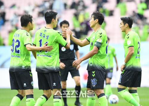 [포토]조규성의 추가골 축하하는 이동국