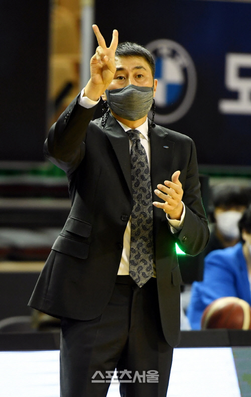 [포토] 이상민 감독 '2번 작전이야'