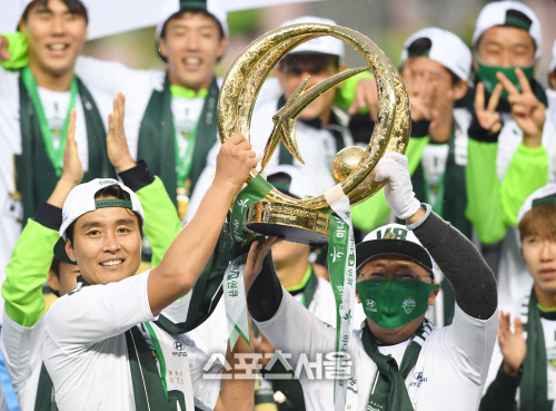 20번 영구결번, 정의선 회장의 격려…이동국 감동의 은퇴식[현장메모]