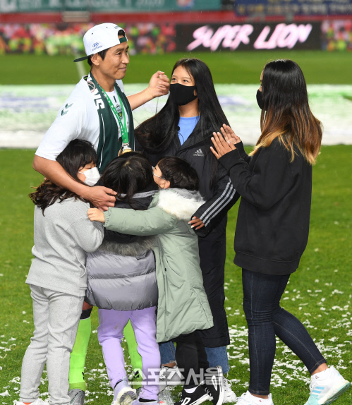 [포토]다섯 자녀와 포옹 나누는 이동국