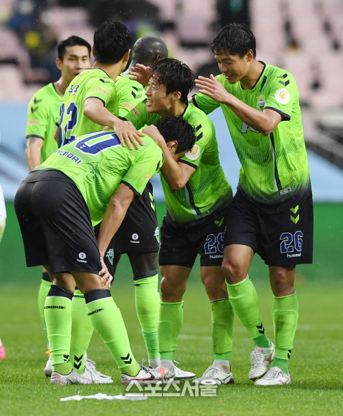 [포토]마지막 승리 이동국, 걸을 수가 없어...