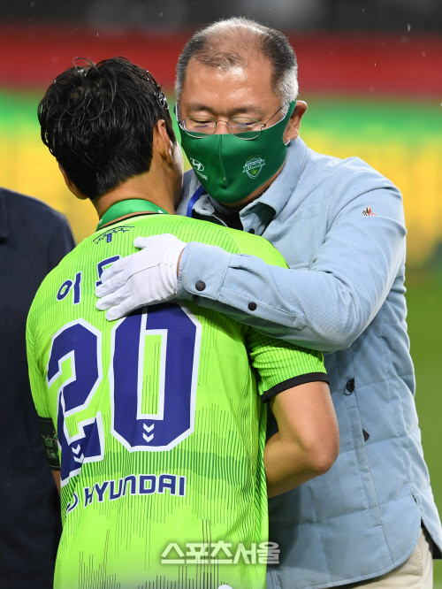 [포토]이동국과 포옹 나누는 정의선 회장