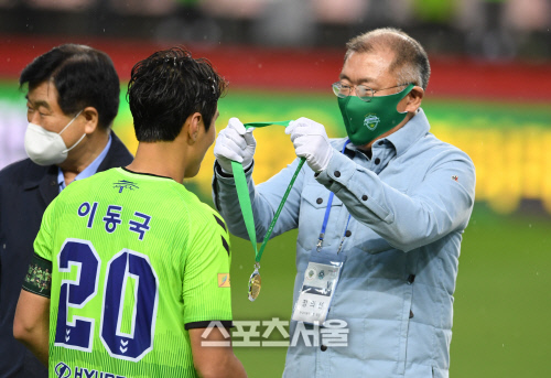 [포토]이동국에게 우승 메달 걸어주는 정의선 회장