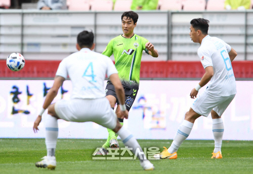 [포토]은퇴 이동국, 크로스 간다!