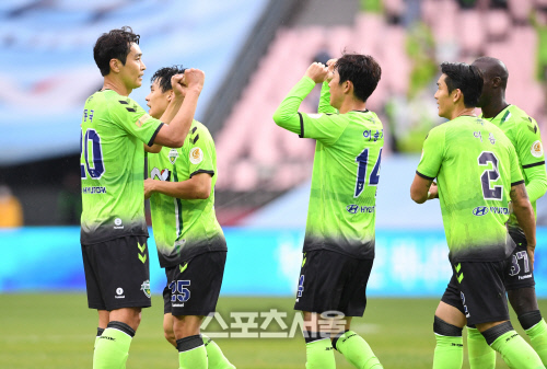 [포토]조규성의 선제골에 기뻐하는 이동국