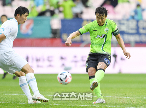 [포토]은퇴 경기 이동국, 회심의 슛