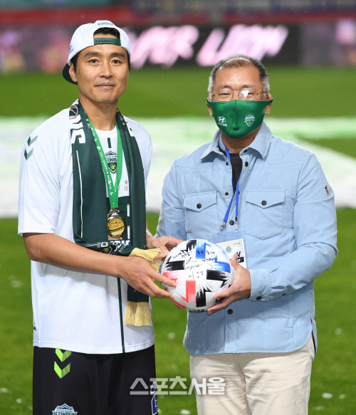 [포토]은퇴 이동국, 정의선 회장님 감사합니다! 건강하세요!