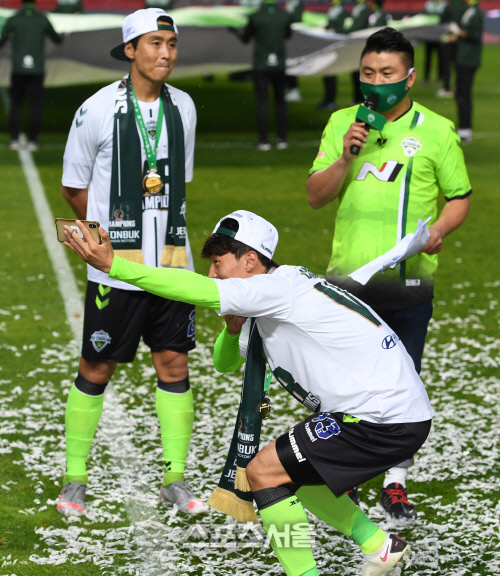 [포토]전북 김보경, 이동국 은퇴식 촬영 삼매경