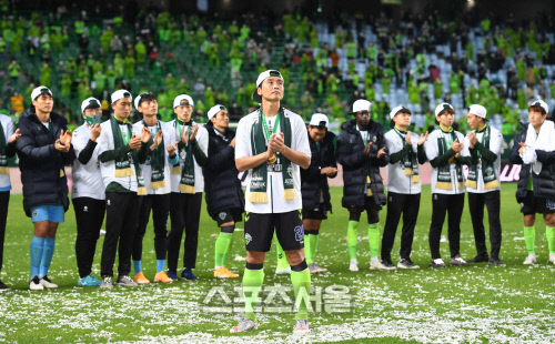[포토]이동국 은퇴식, 추억의 영상을 바라보며...