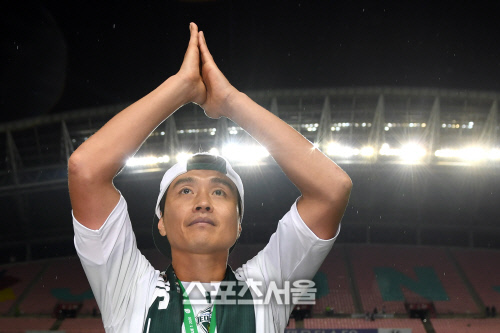 [포토]그라운드 떠나는 이동국의 마지막 인사