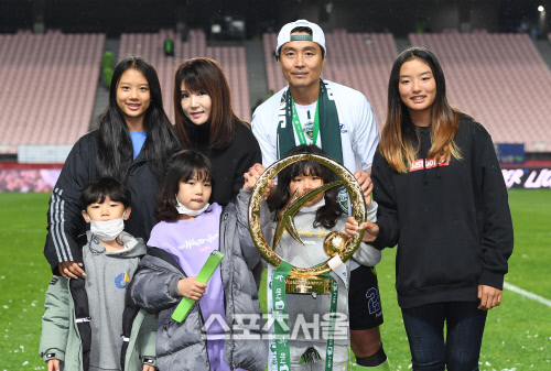 [포토]마지막 우승 트로피 함께한 이동국 가족