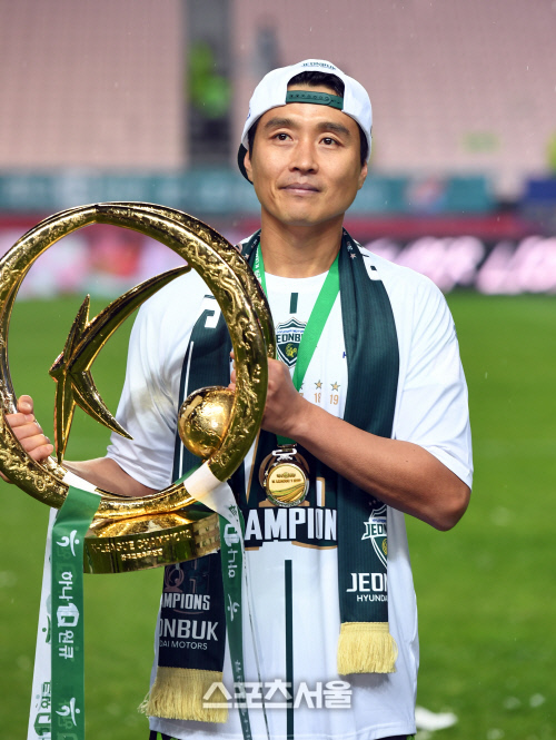 [포토]전북 이동국, 우승 트로피와 함께 은퇴