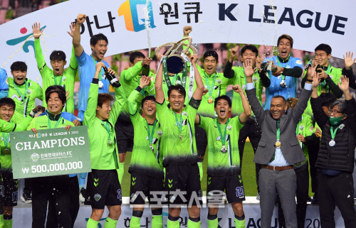 [포토]트로피 들어올리는 이동국, 전북의 우승